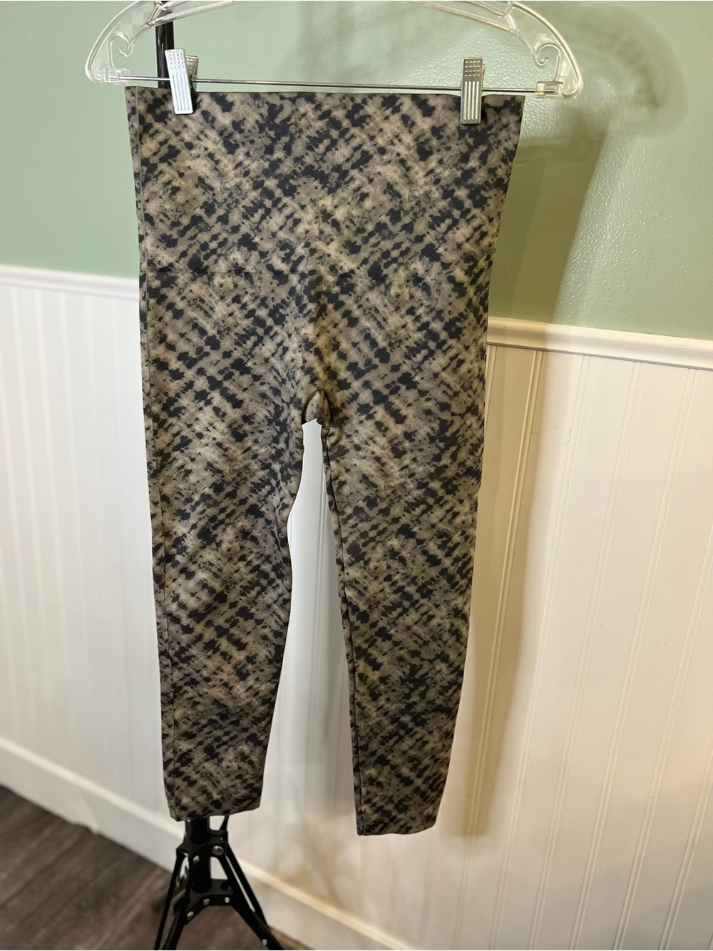 SPANX EUC- Light Gray & Black Leggings. Size L